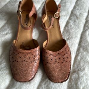 Pikolinos 1” heel closed toed sandals